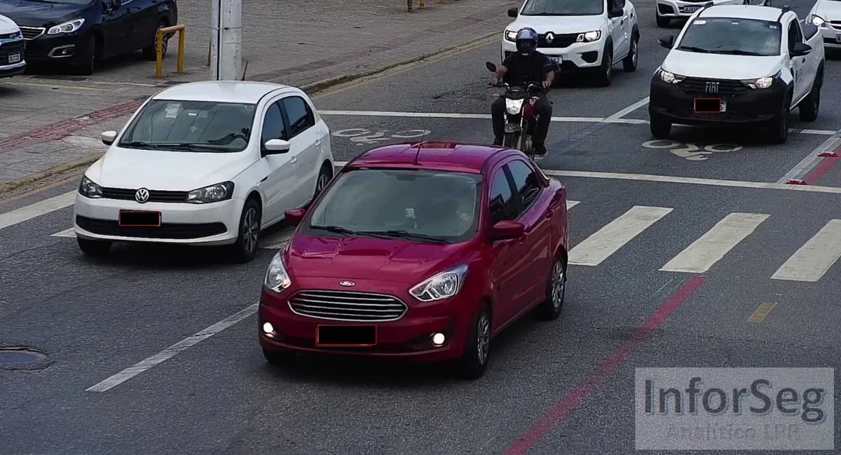 Leitura automática de placas em tempo real no trânsito, com placas dos veículos ocultadas